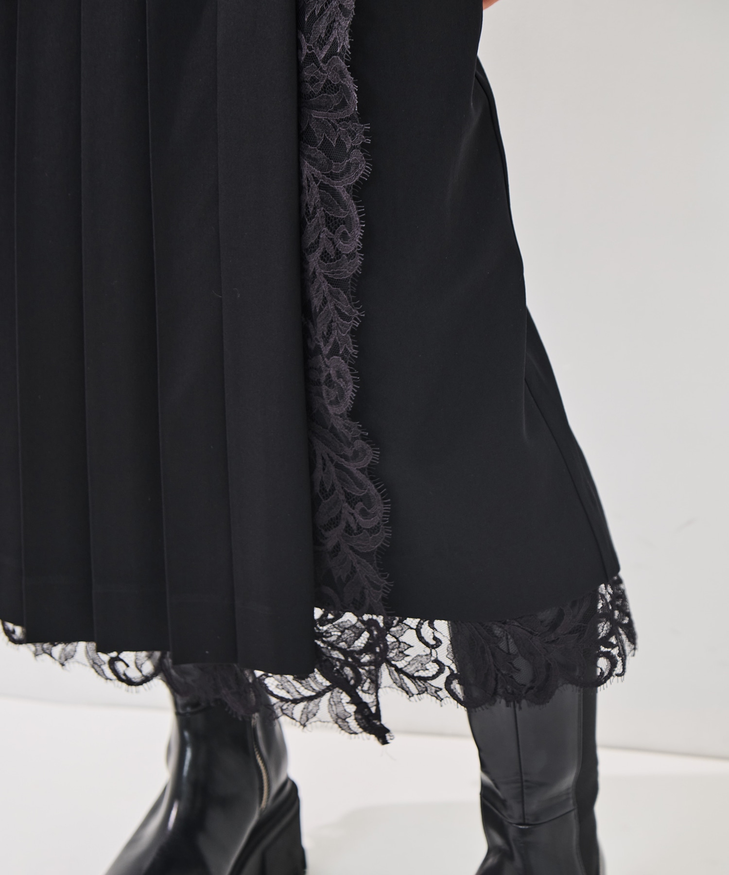 FINE WOOL PLEATED SKIRT WITH LACE TRIM FETICO