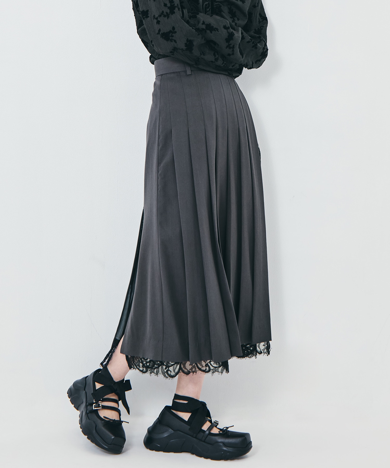 FINE WOOL PLEATED SKIRT WITH LACE TRIM FETICO