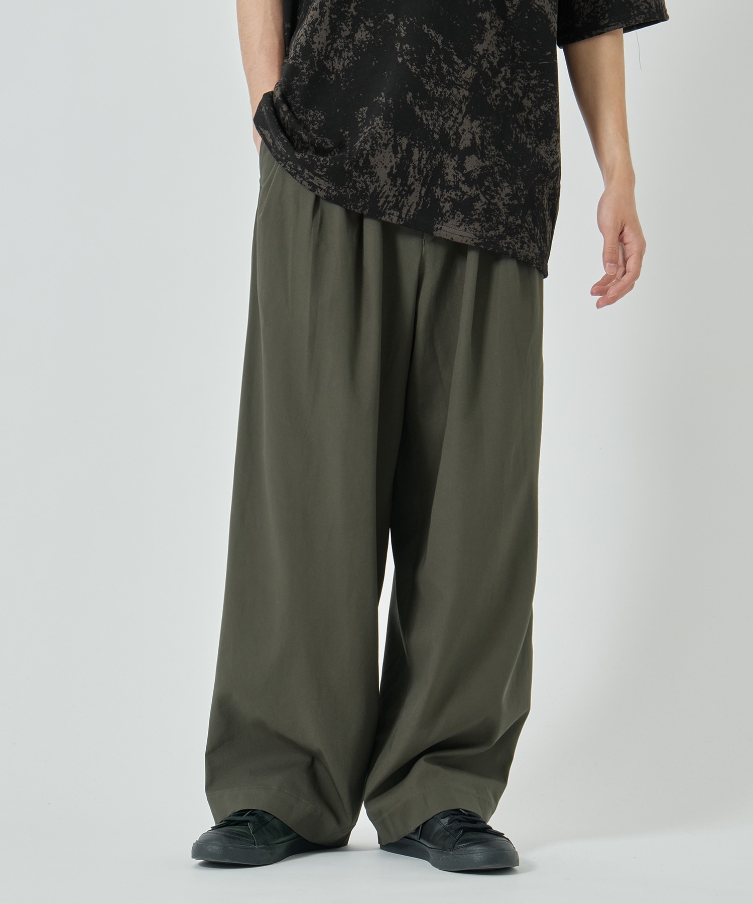 TRIPLE PLEATED EASY TROUSERS