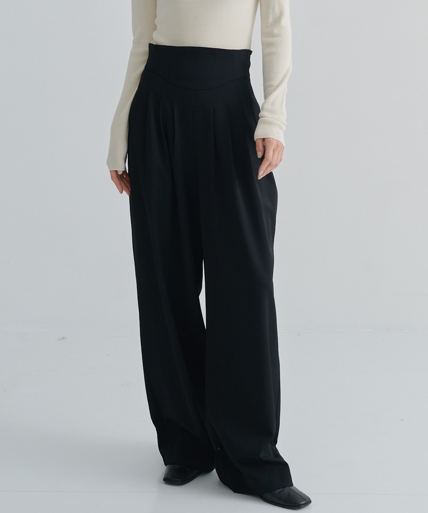 HIGH-WAIST PLEATED TROUSERS