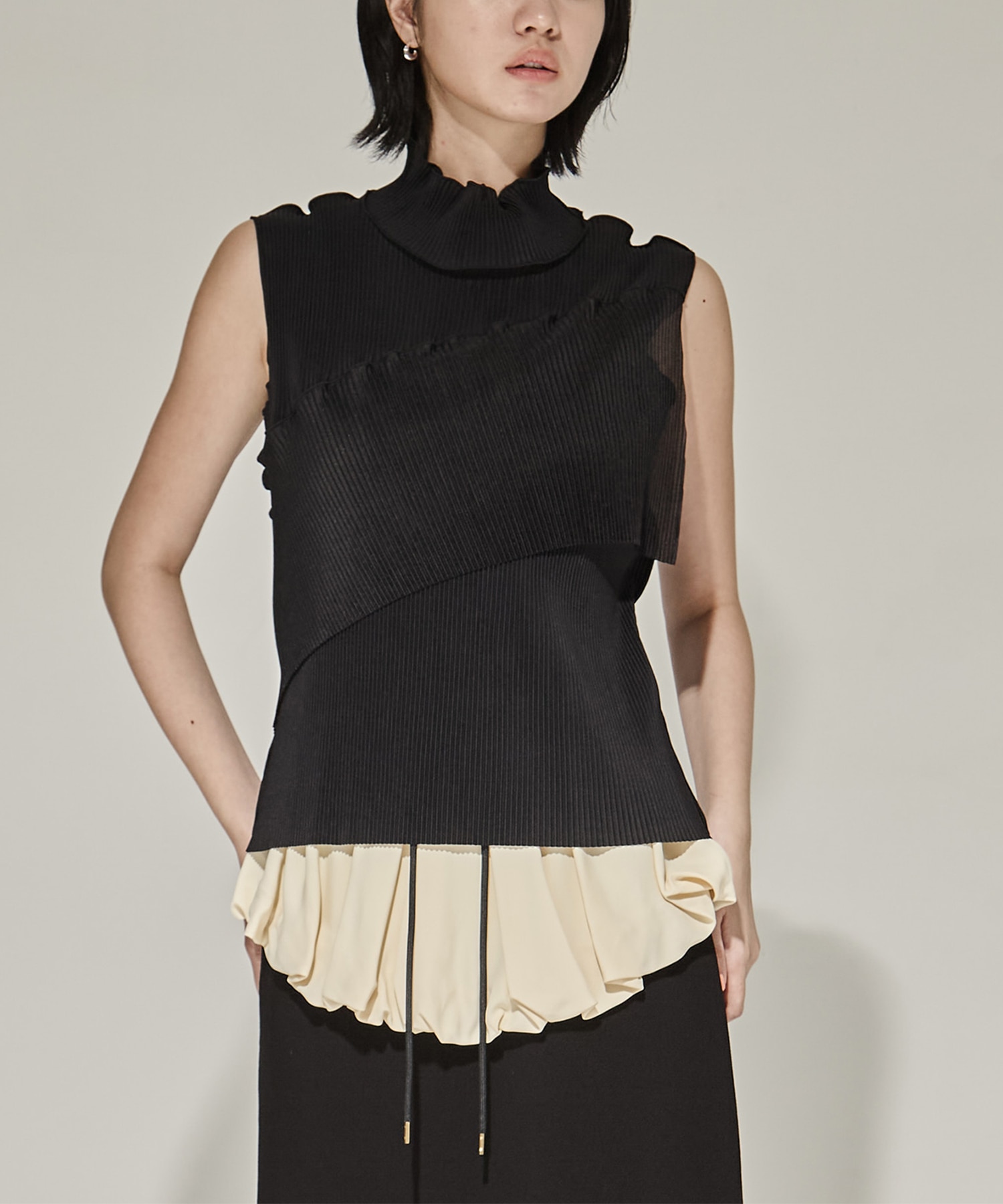 SPIRAL WAVE SLEEVELESS TOP HIGHNECK TIPE