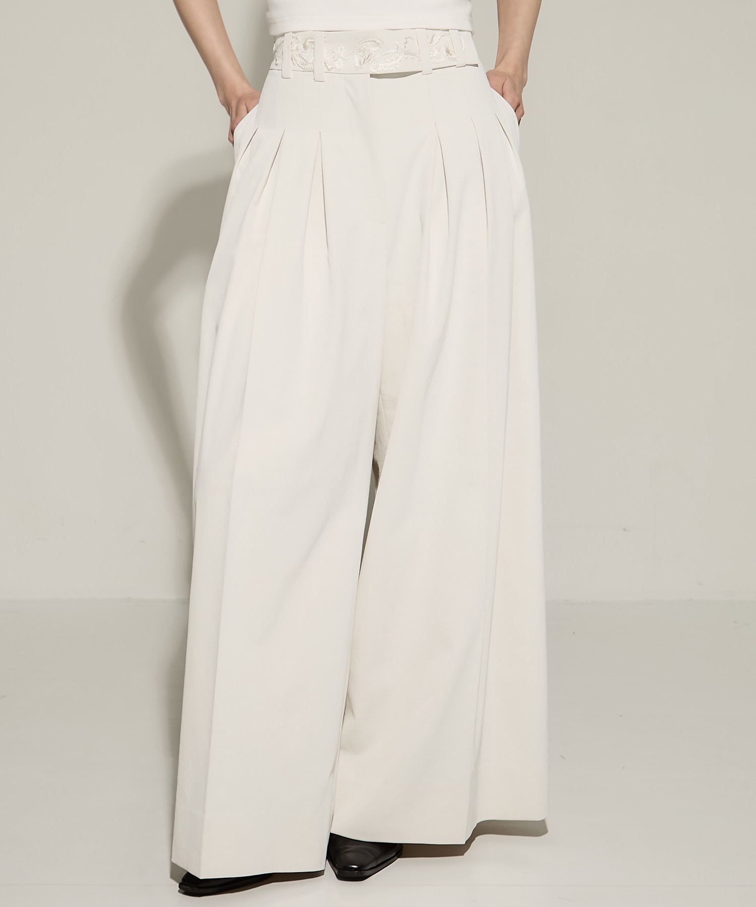 Cucurbita embroidered wide slacks