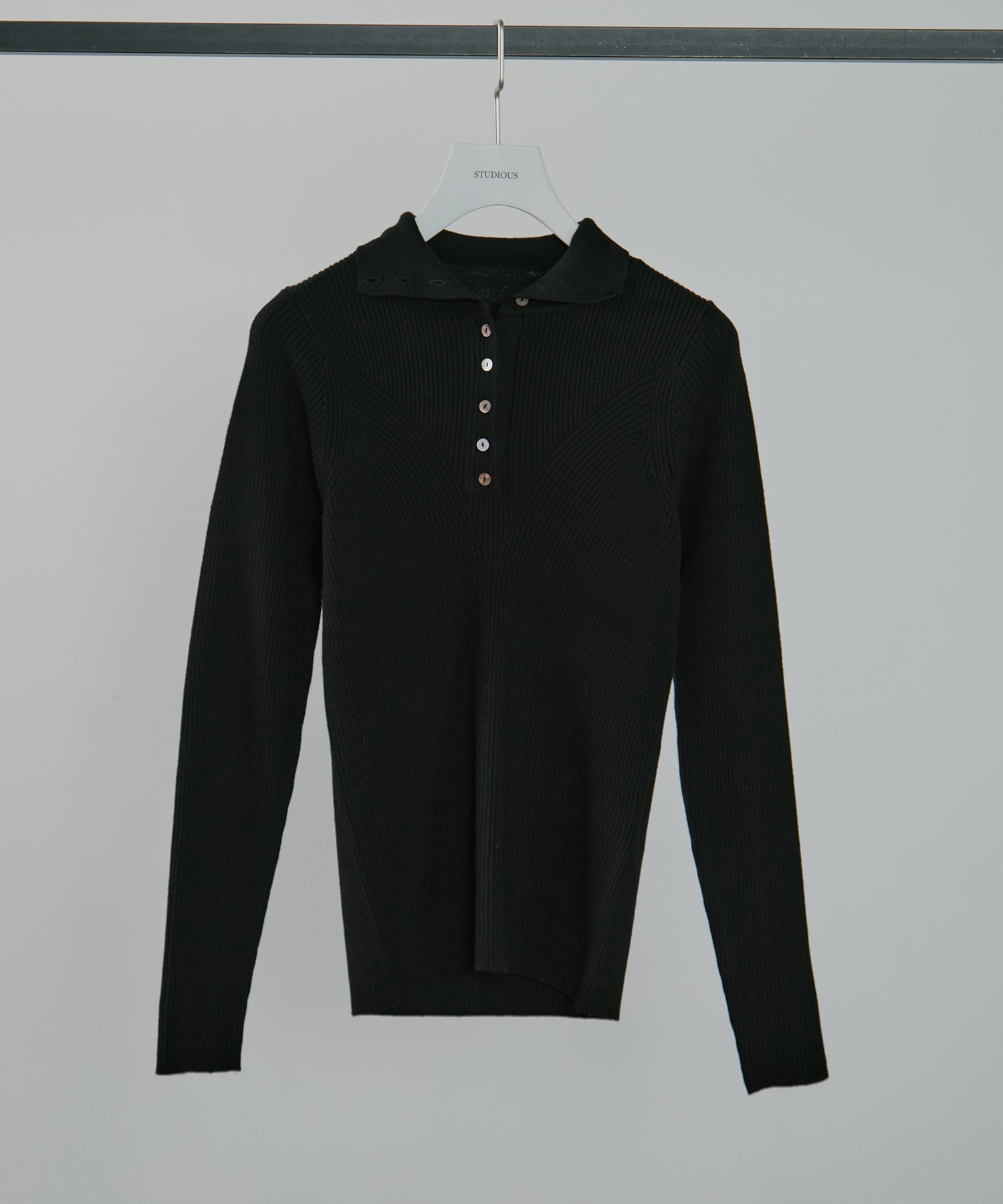 UND HIGH NECK BUTTON KNIT TOP