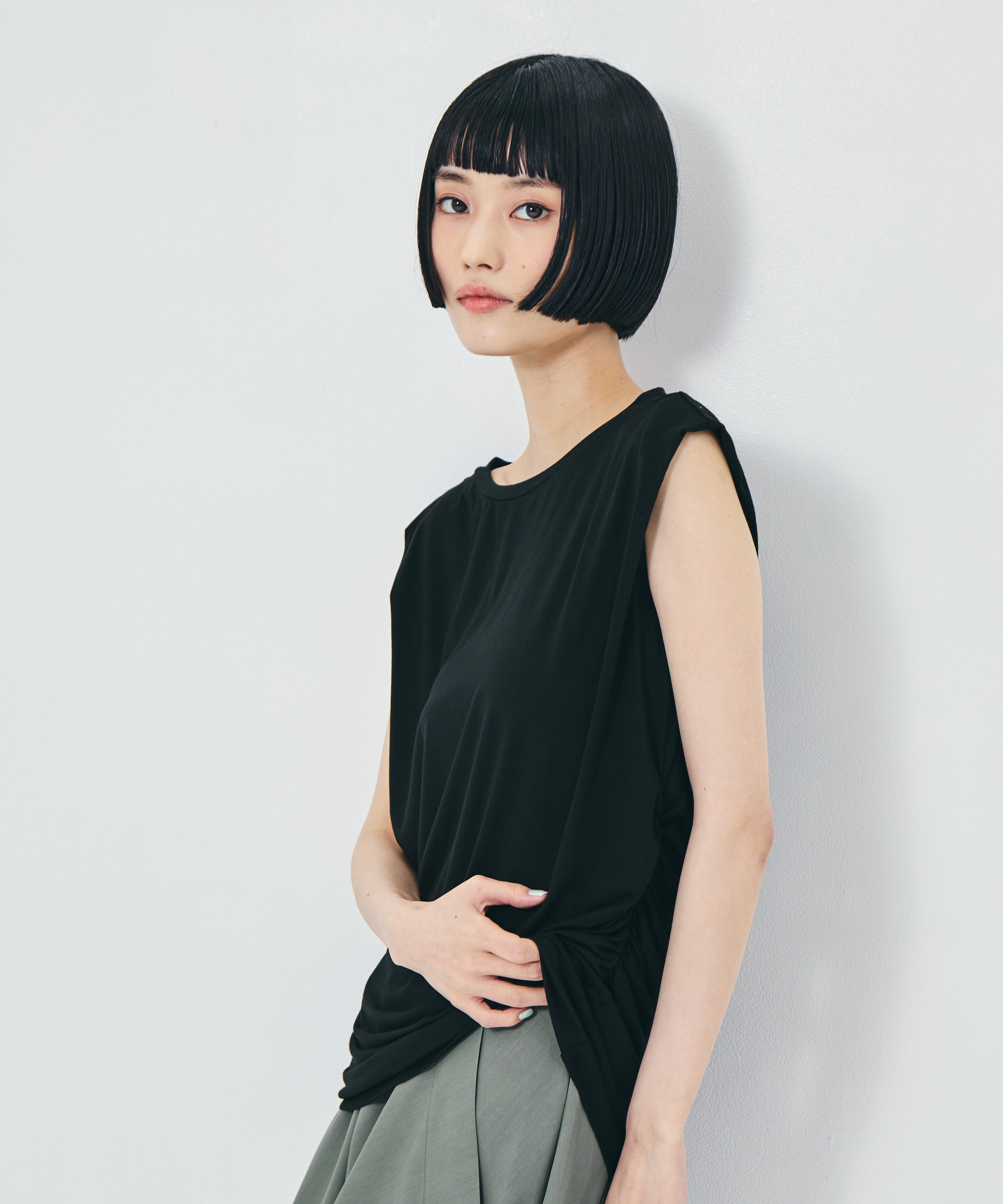 別注collagen no sleeve tops