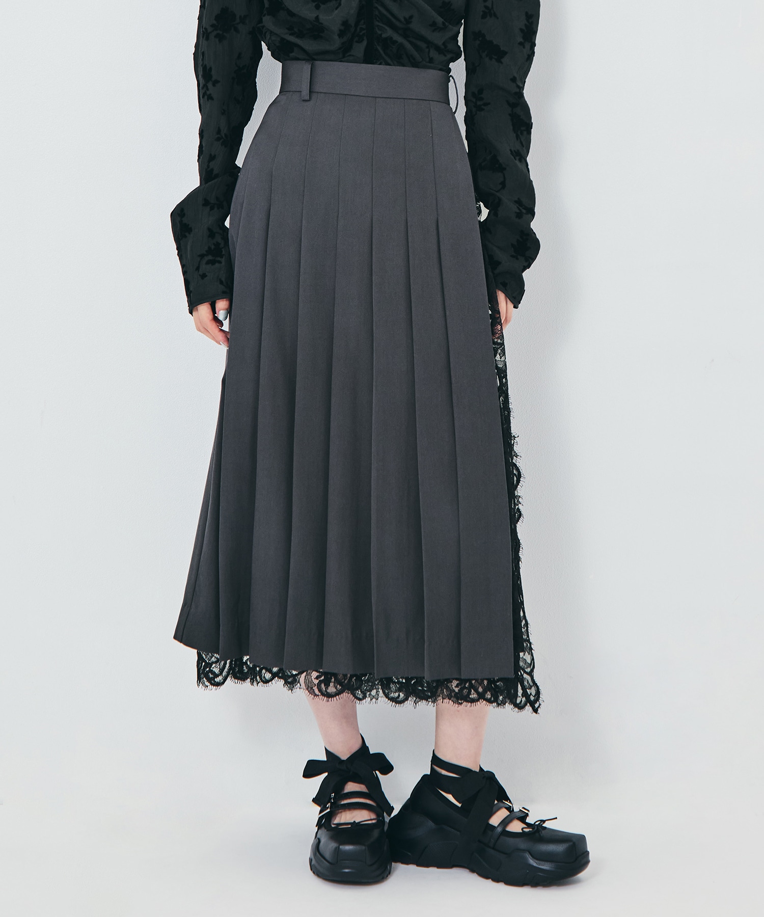 FINE WOOL PLEATED SKIRT WITH LACE TRIM